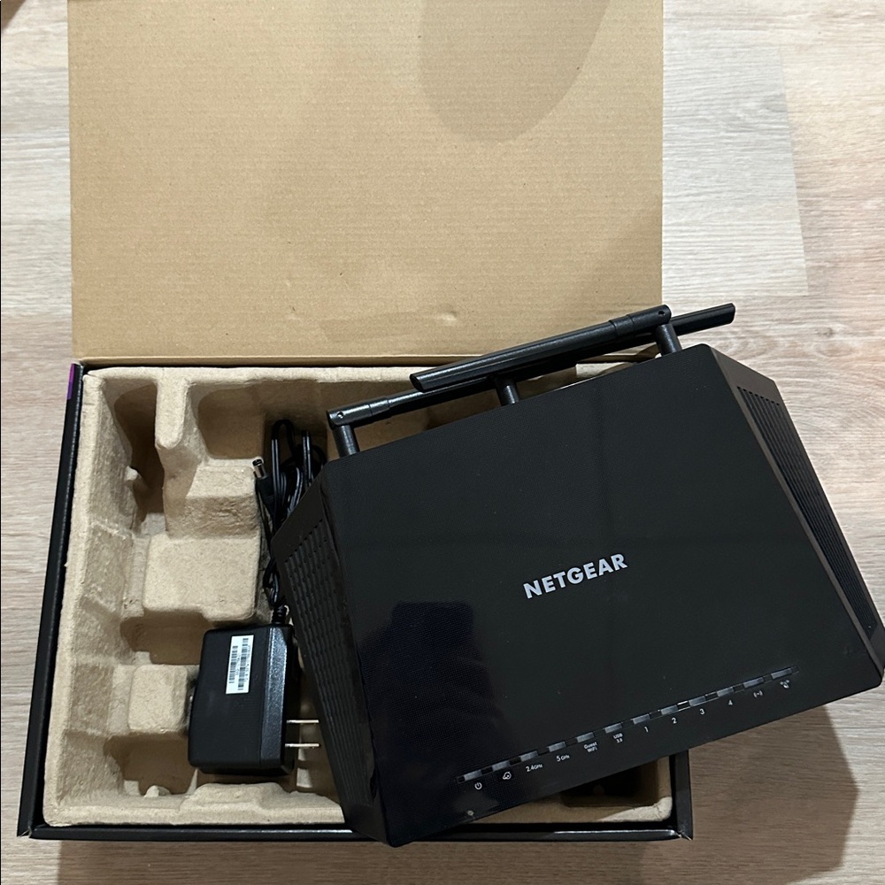 Netgear R6700 Nighthawk AC1750 Dual Band Smart WiFi Router - Picture 2 of 2